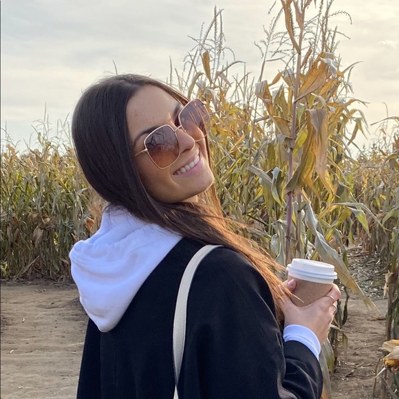 Meet your Posher, Stephanie - Picture 1 of 1